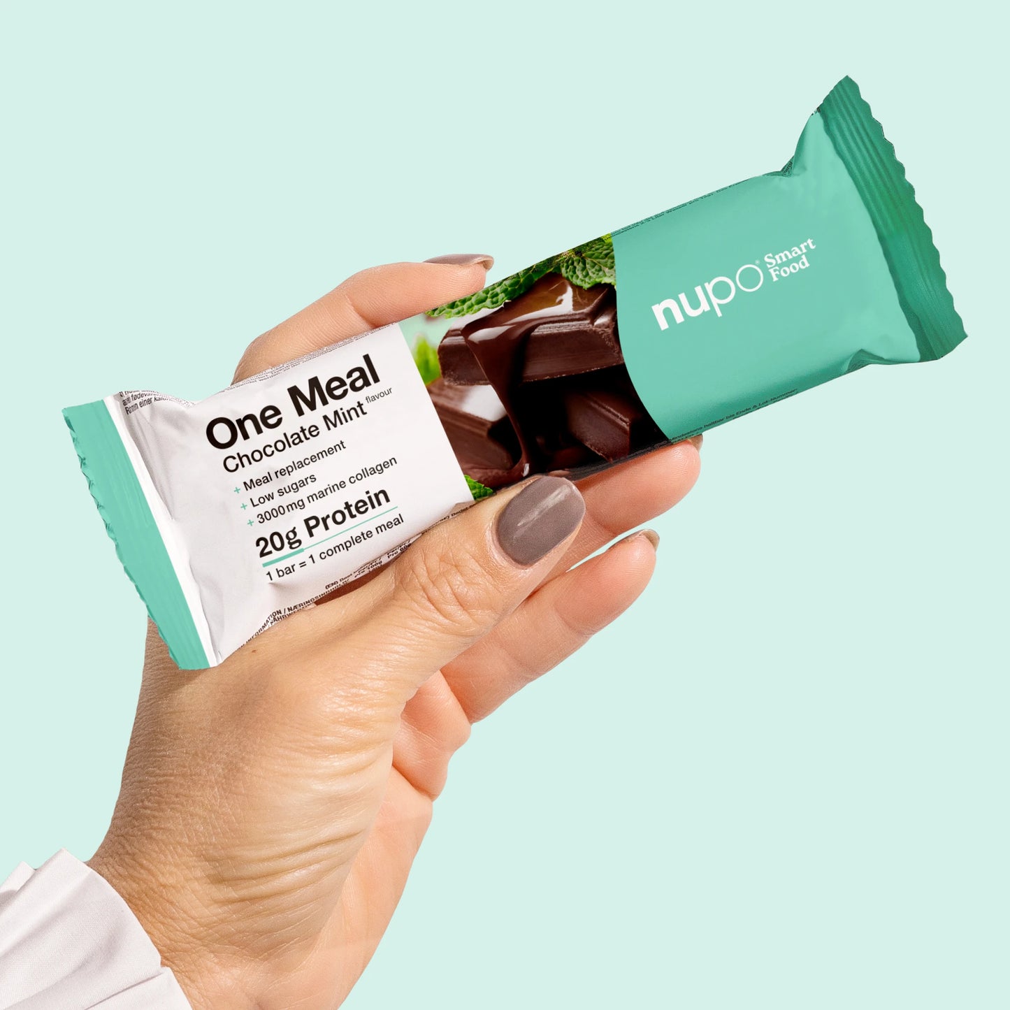 Nupo One Meal Bar Chocolate Mint Riegel in der Hand