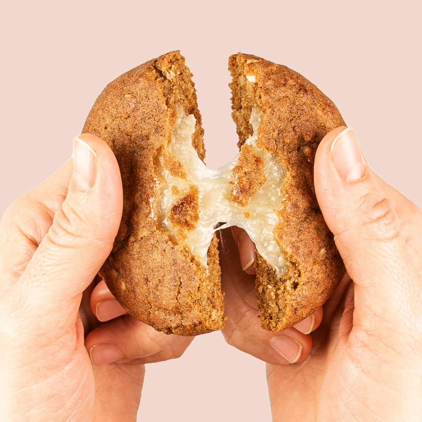 Nupo One Meal Bar Apple & Cinnamon Riegel in der Hand