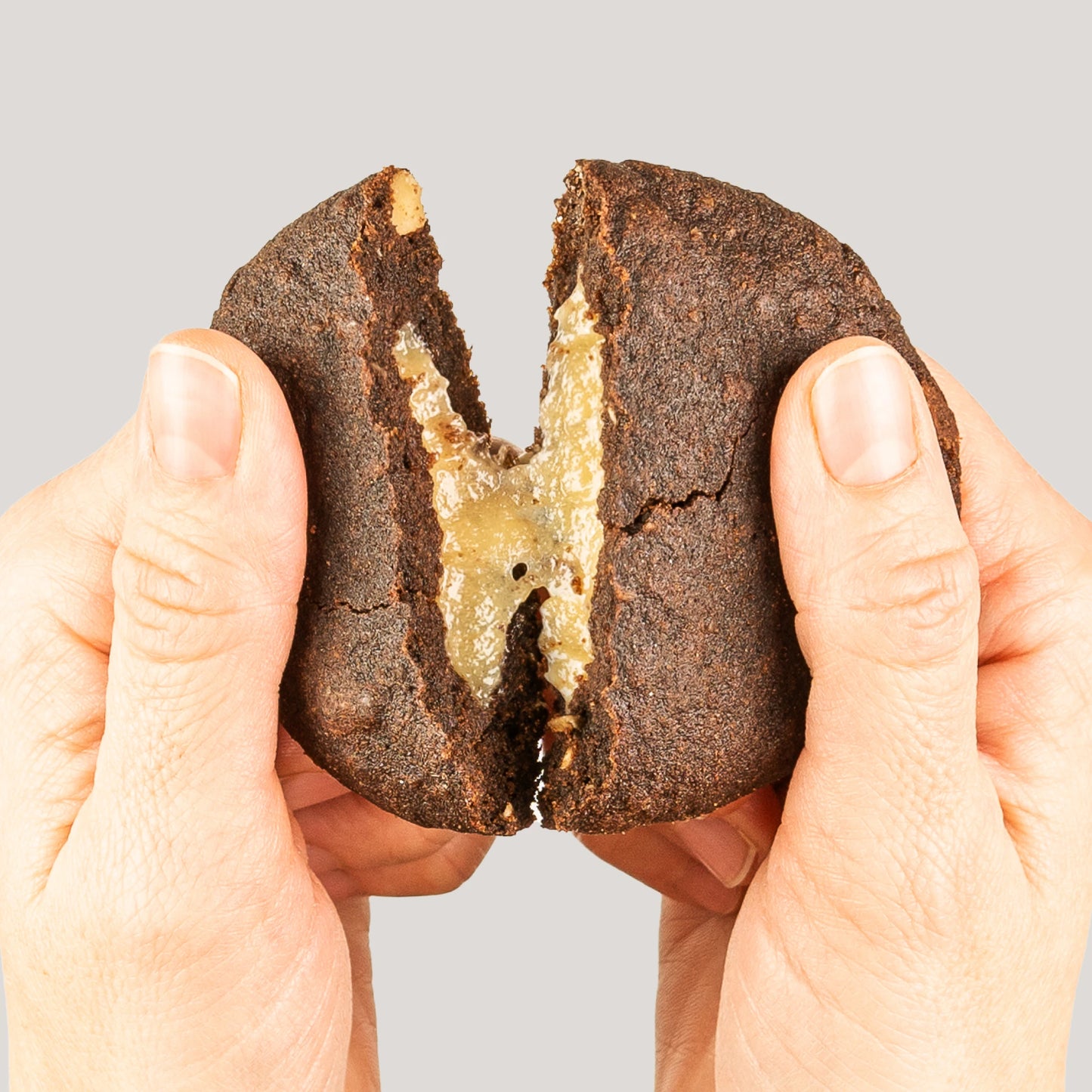 Nupo One Meal Bar Cookies & Cream Riegel in der Hand