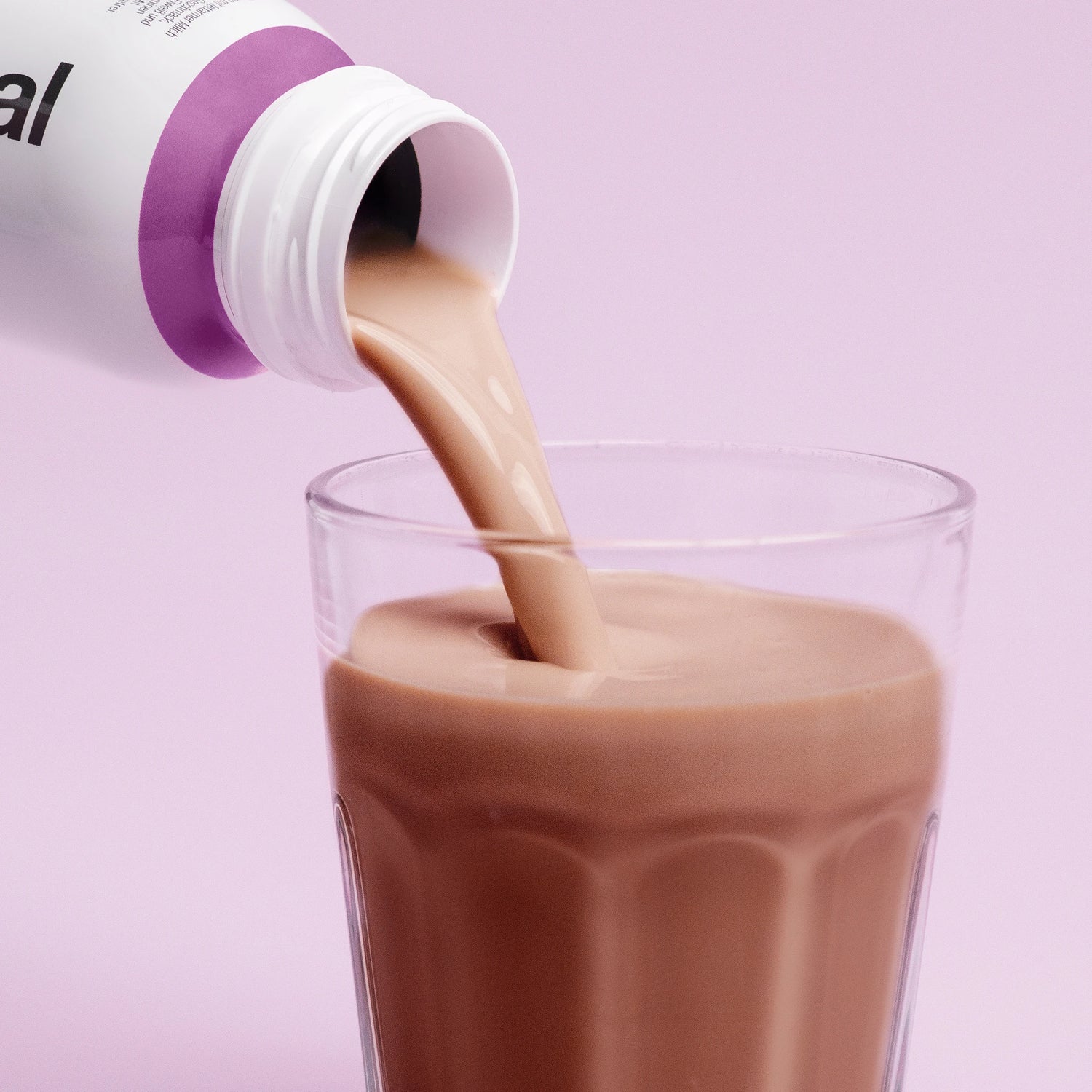 Nupo One Meal RTD Chocolate Shake wird ins Glas gegossen