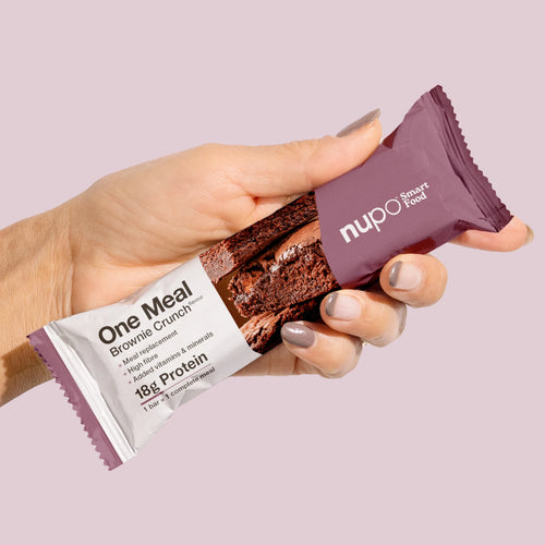 Nupo One Meal Bar Brownie Crunch Riegel in der Hand