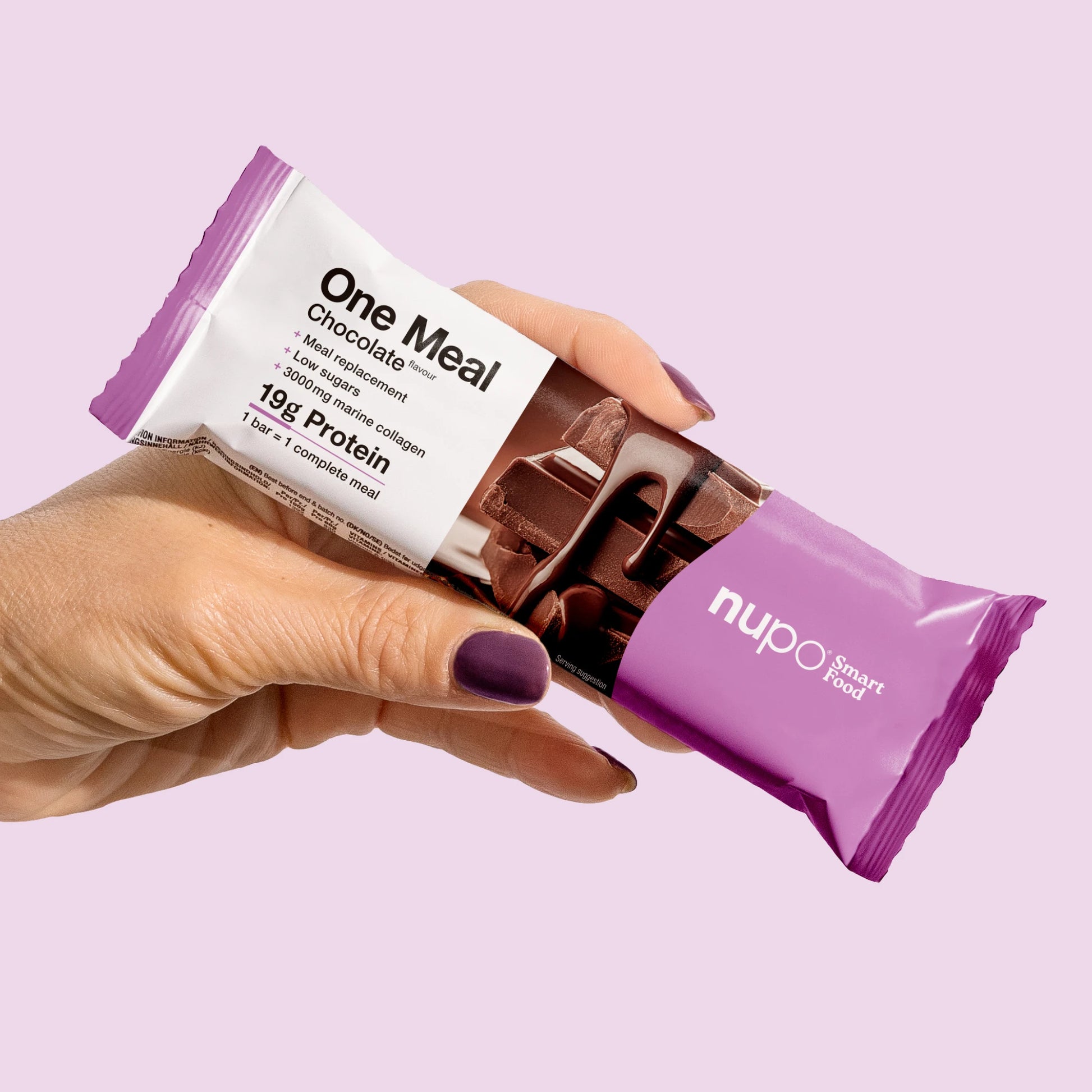 Nupo One Meal Bar Chocolate Riegel in der Hand
