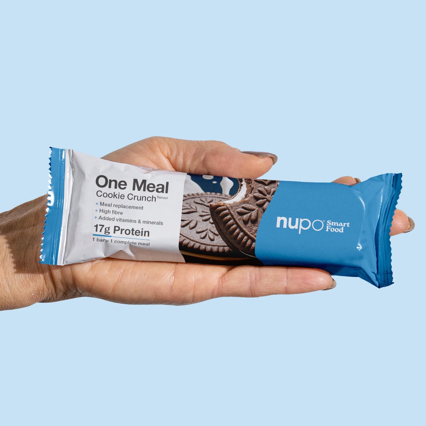 Nupo One Meal Bar Cookie Crunch Riegel in der Hand – praktischer Mahlzeitersatz für unterwegs