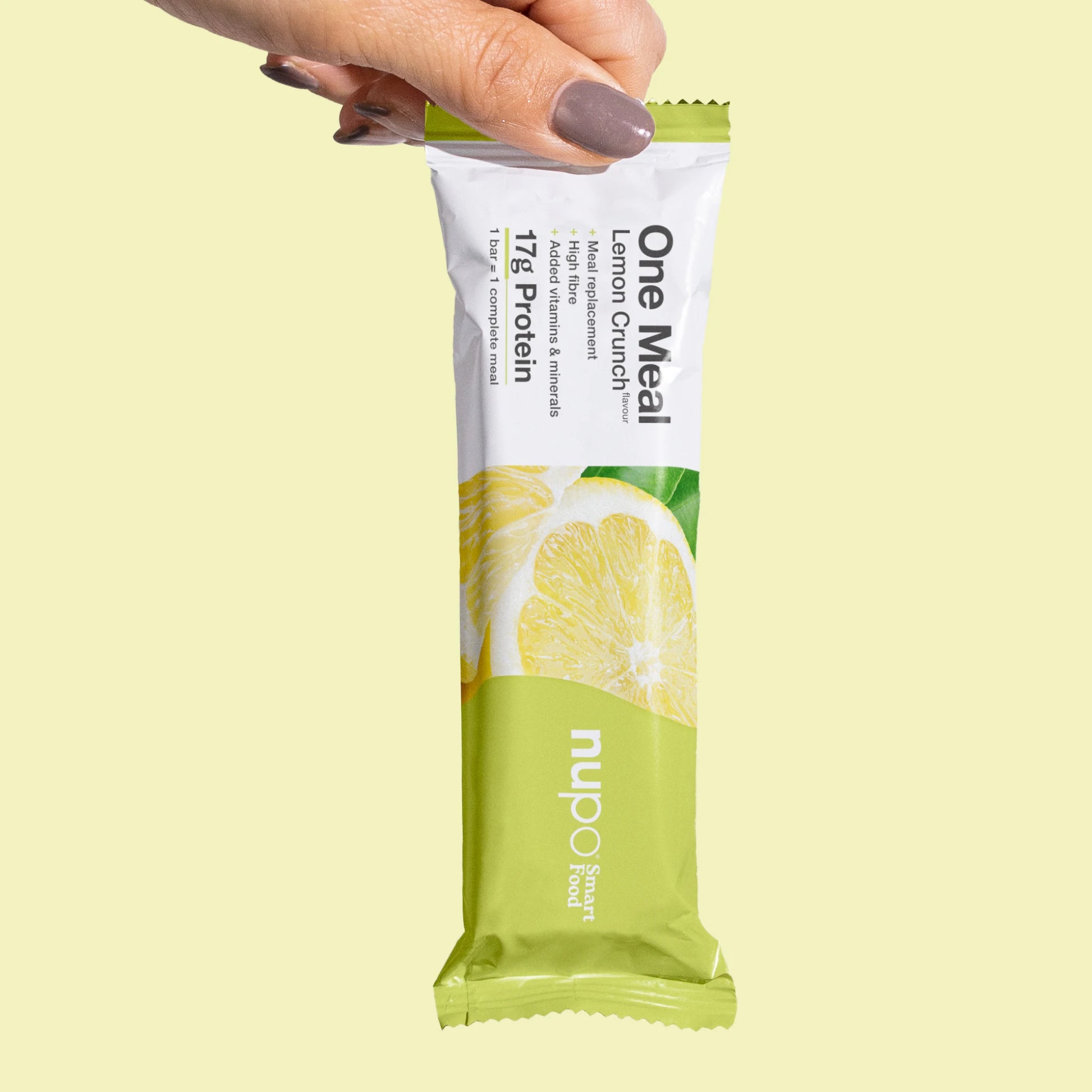 Nupo One Meal Bar Lemon Crunch Riegel in der Hand