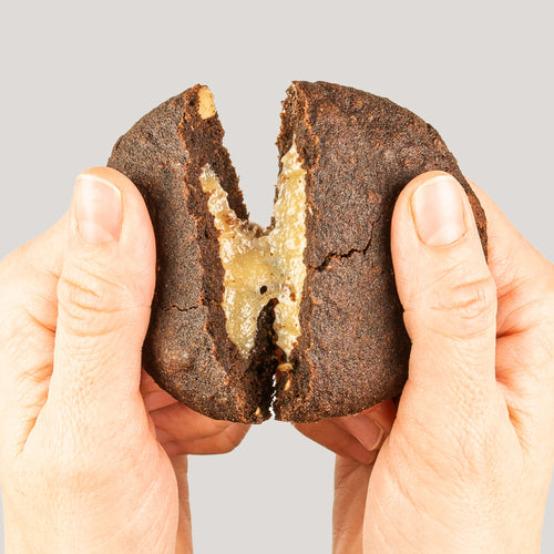 Nupo One Meal Bar Cookies & Cream Riegel in der Hand