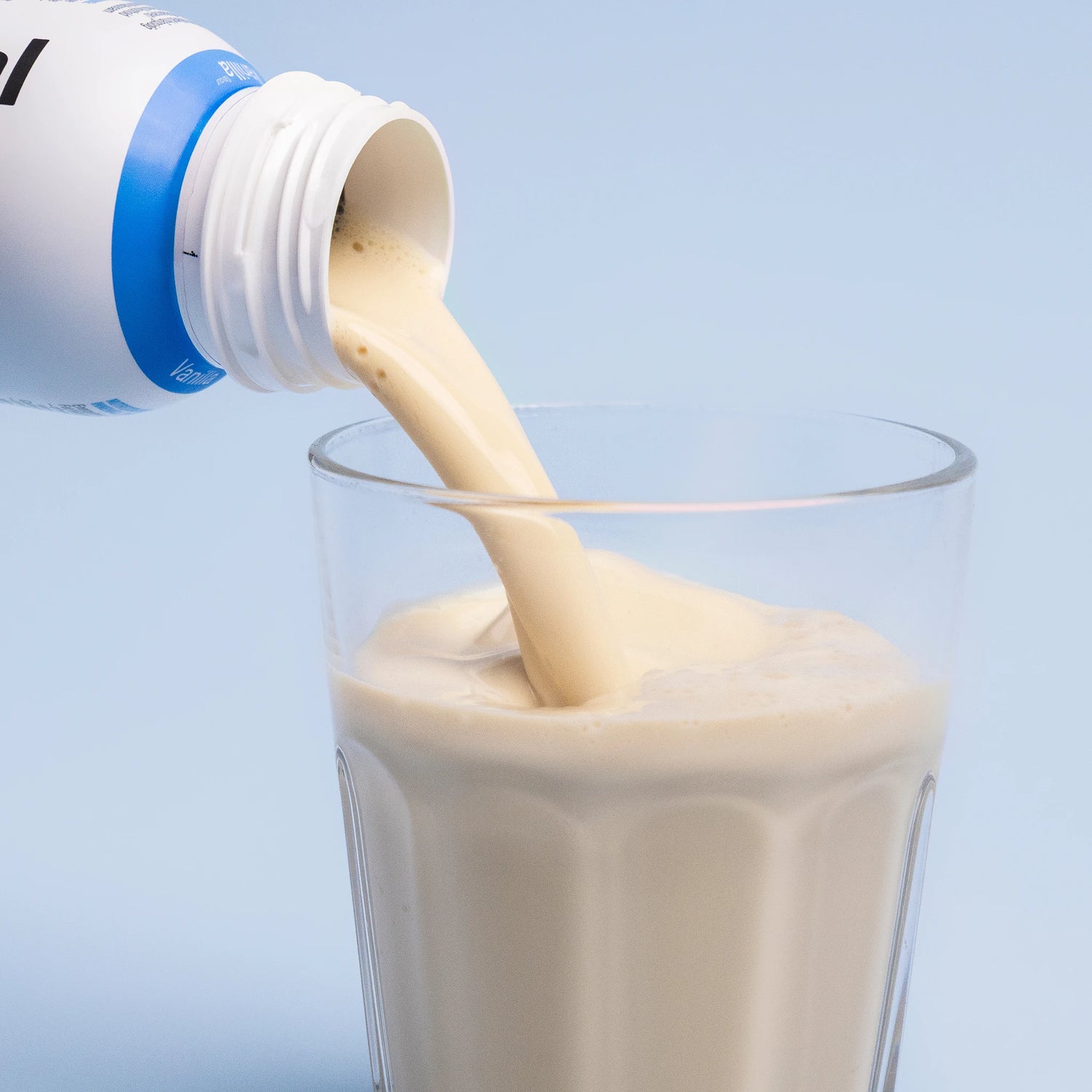 Nupo One Meal RTD Vanilla Shake wird ins Glas gegossen